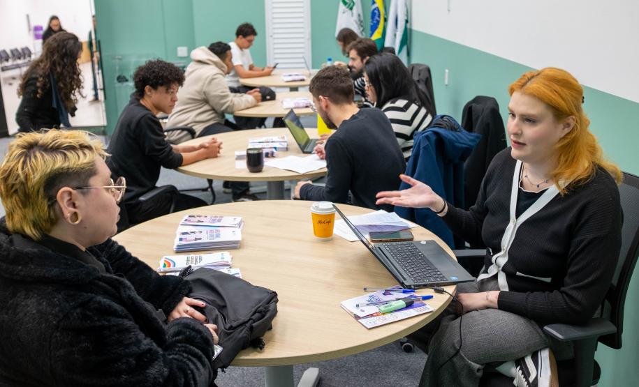 Dante Miranda recebendo atendimento do Mutrirão da Defensoria Pública do Paraná.