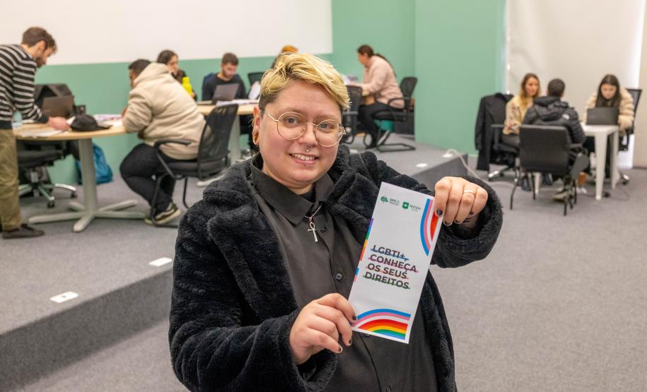 Dante Miranda saindo do Mutirão Meu Nome Meu Direito da Defensoria Pública do Paraná.