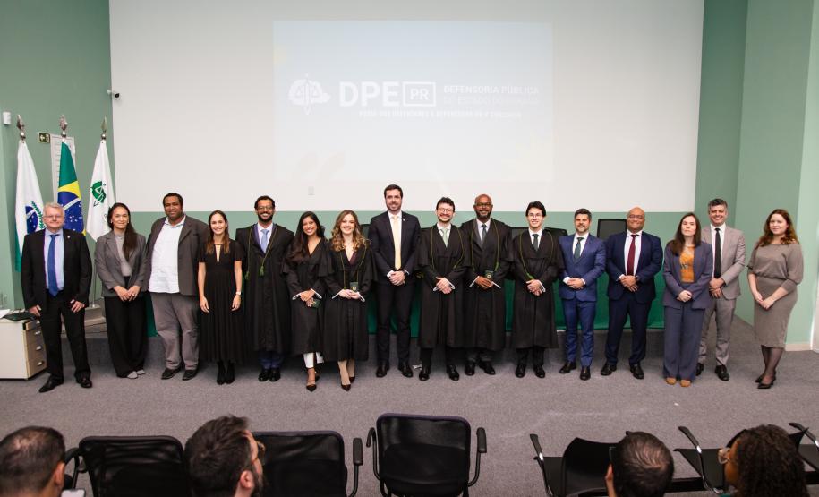 Novos defensores e defensoras públicas posam ao lado de representantes da instituição.