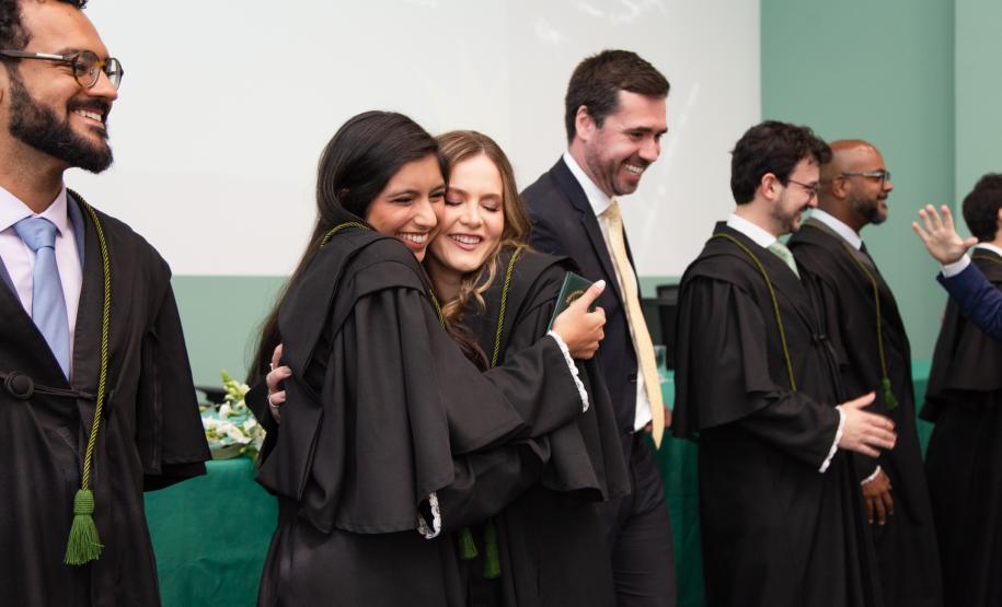 Novas defensoras e defensores públicos confraternizam ao fim da cerimônia de posse.