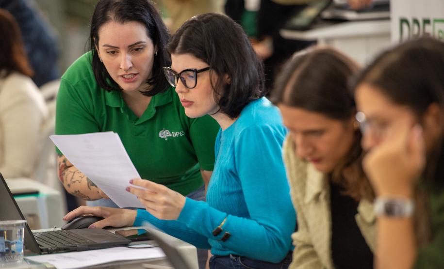 Equipe da DPE-PR atende assistidos em Mutirão de Conciliação