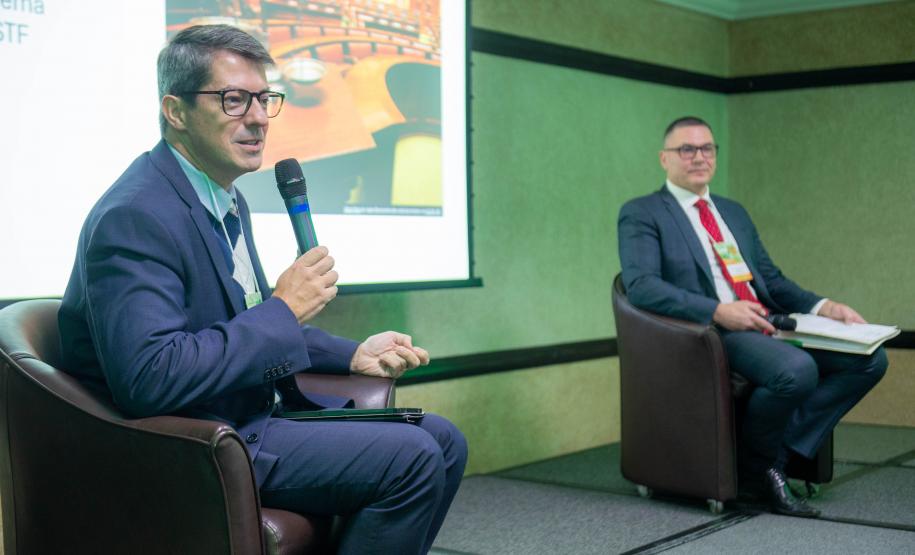 Palestrantes falam no VI Conajuri.