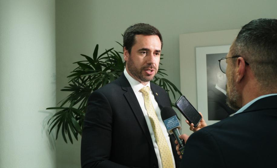 Imagem com foto do defensor público-geral, Matheus Munhoz, dando entrevista