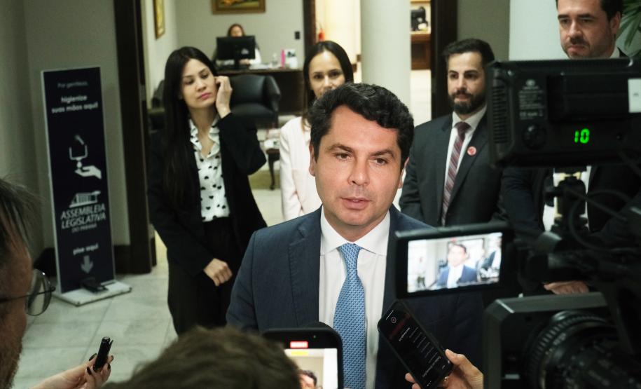 Imagem com foto do deputado Alexandre Curi dando entrevista