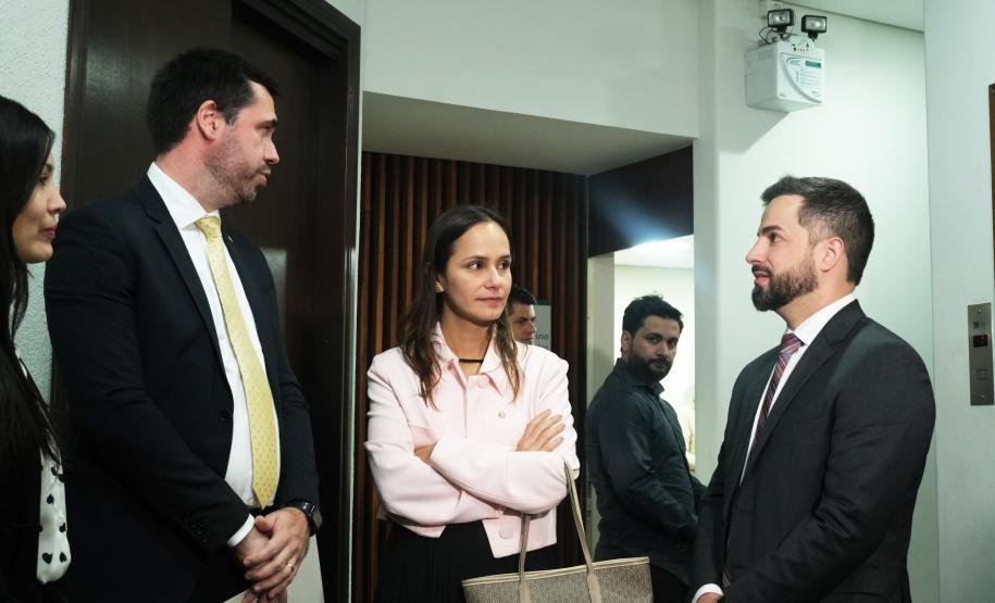 Imagem com a foto de representantes da Defensoria na Assembléia Legislativa do Paraná, para entrega de projeto de Lei