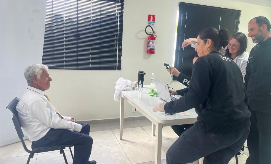 Equipe do Institito de Identificação do Paraná realiza fotografia para carteira de identidade de um homem idoso residente do Perqueno Cotolengo.