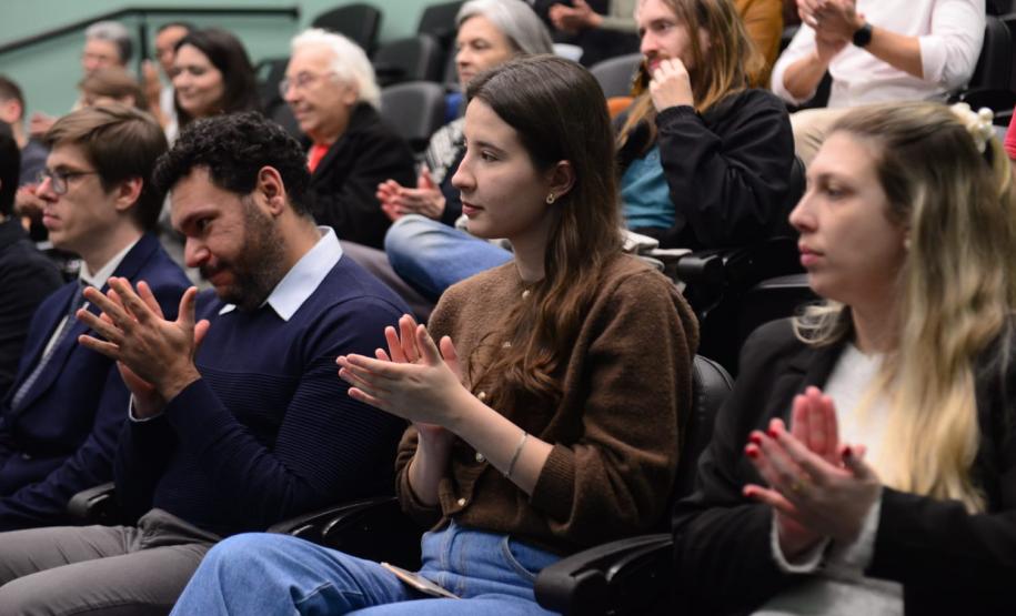 Público presente à posse aplaude discurso do presidente da Associação dos Servidores.