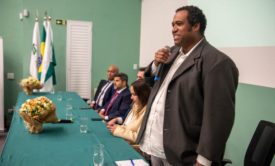 Presidente da Associação dos Servidores da Defensoria discursa durante a solenidade.