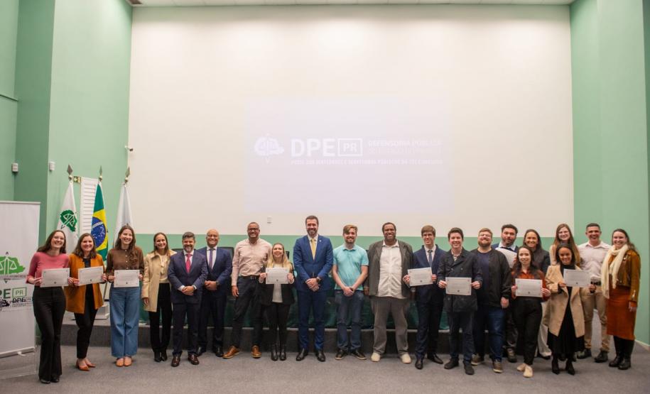 Novos servidores empossados posam para foto com representantes da administração da Defensoria presentes na solenidade.