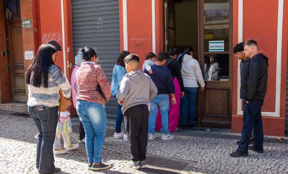 Fila para acessar a sede da Defensoria no início do Mutirão.