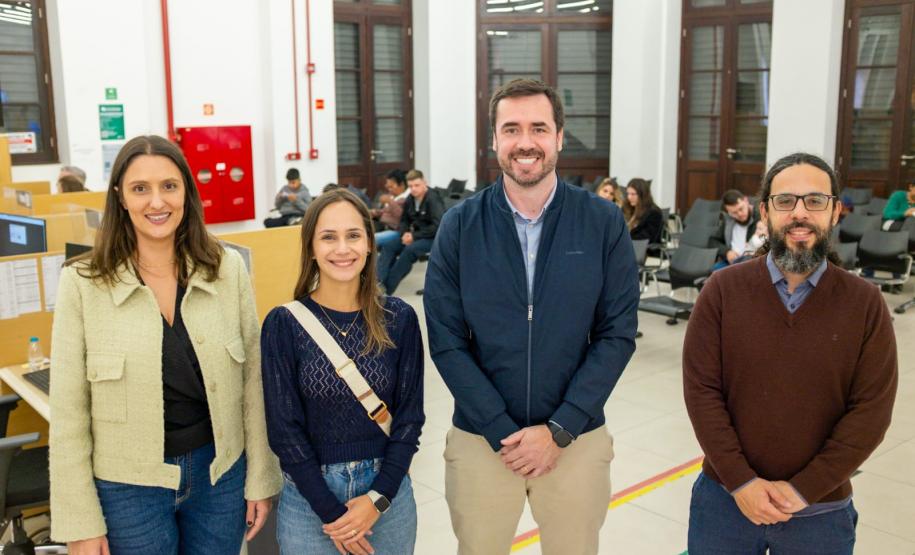 Representantes da Defensoria posam para foto durante o Mutirão