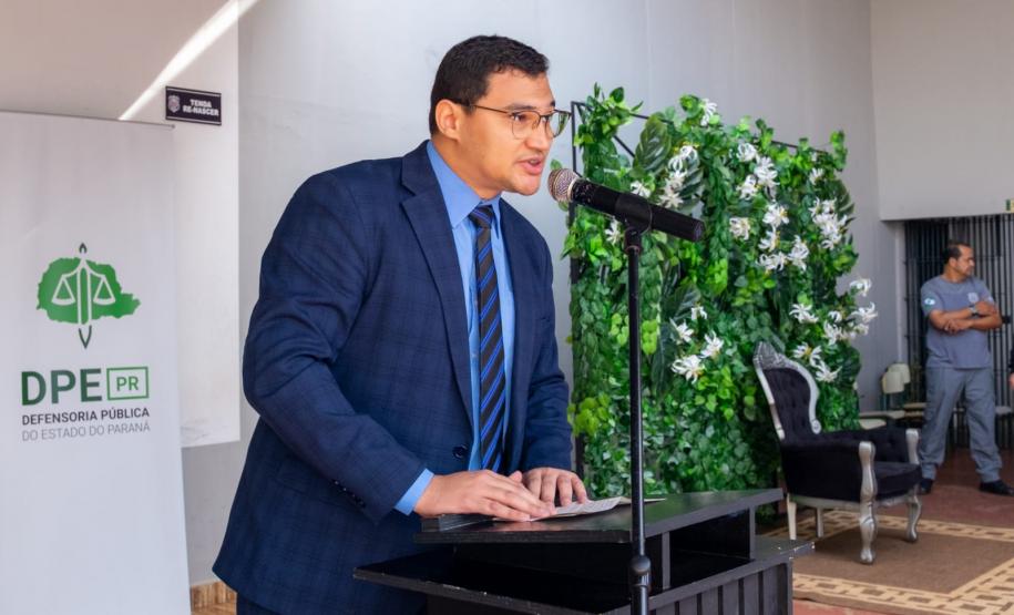 Defensor Público Rafael dos Santos Guimarães discursa sobre o projeto durante o casamento.