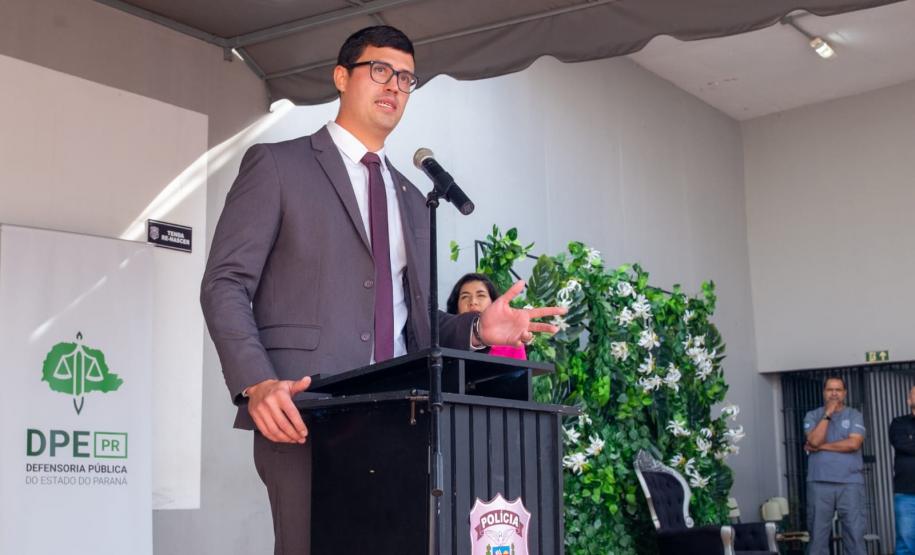 Defensor Público Pedro Bruzzi discursa durante o casamento.