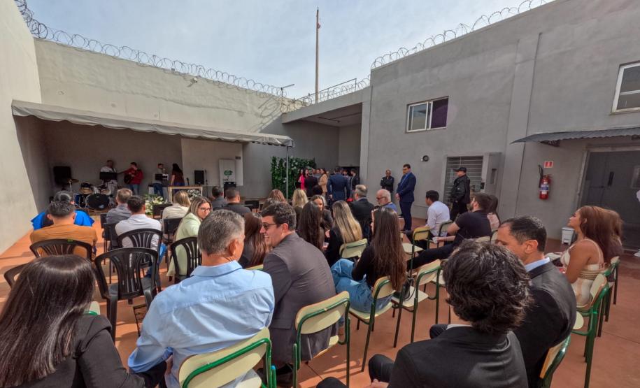Público presente no casamento dos nove detentos na Penitenciária Estadual de Campo Mourão.