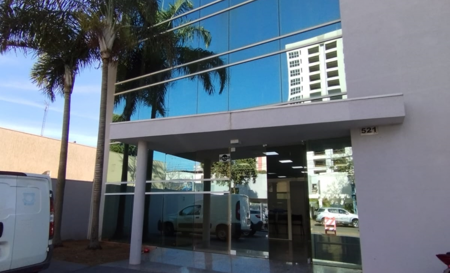 Imagem que mostra a fachada da sede da Defensoria Pública em Cianorte vista de outro ângulo.