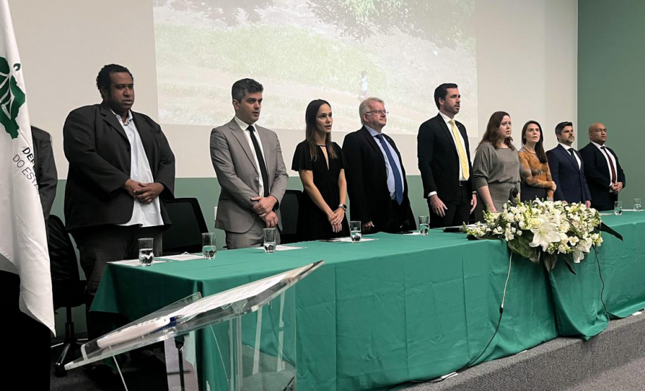 Autoridades compõe a mesa solene para a cerimônia de posse dos seis novos defensores púbicos do Paraná.