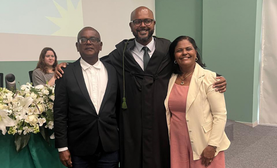 Novo defensor público posa ao lado de familiares.