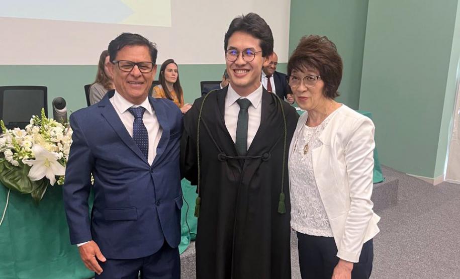 Novo defensor público posa ao lado de familiares.