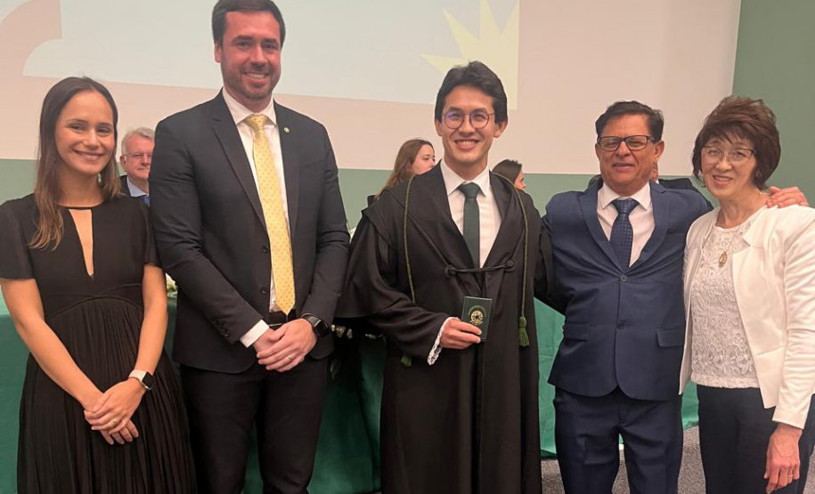 Novo defensor público empossado posa ao lado de representantes da instituição e familiares.