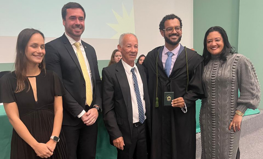 Novo defensor público empossado posa ao lado de representantes da instituição e familiares.