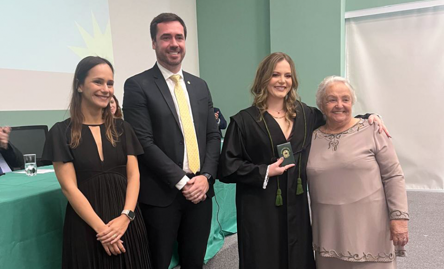 Nova defensora pública empossada posa ao lado de representantes da instituição e familiares.