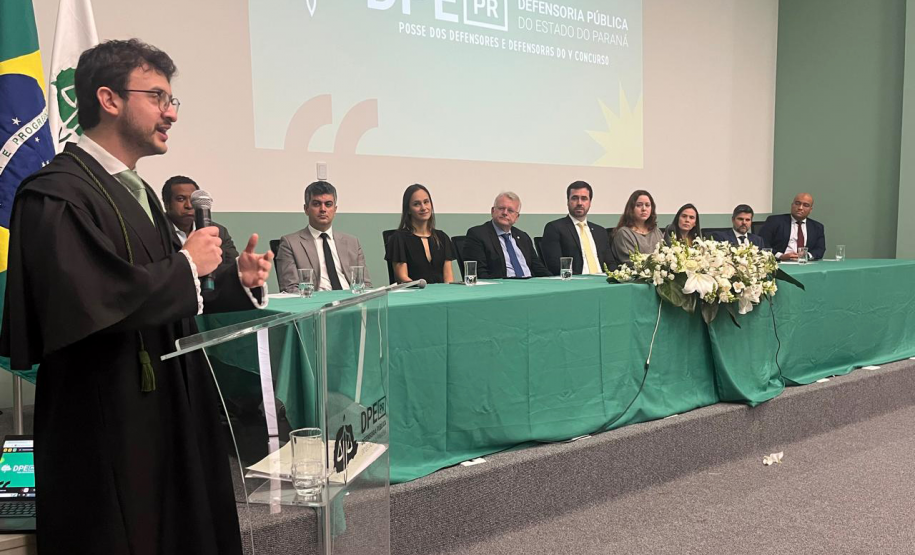 Novo defensor público empossado profere discurso durante a cerimônia de posse.