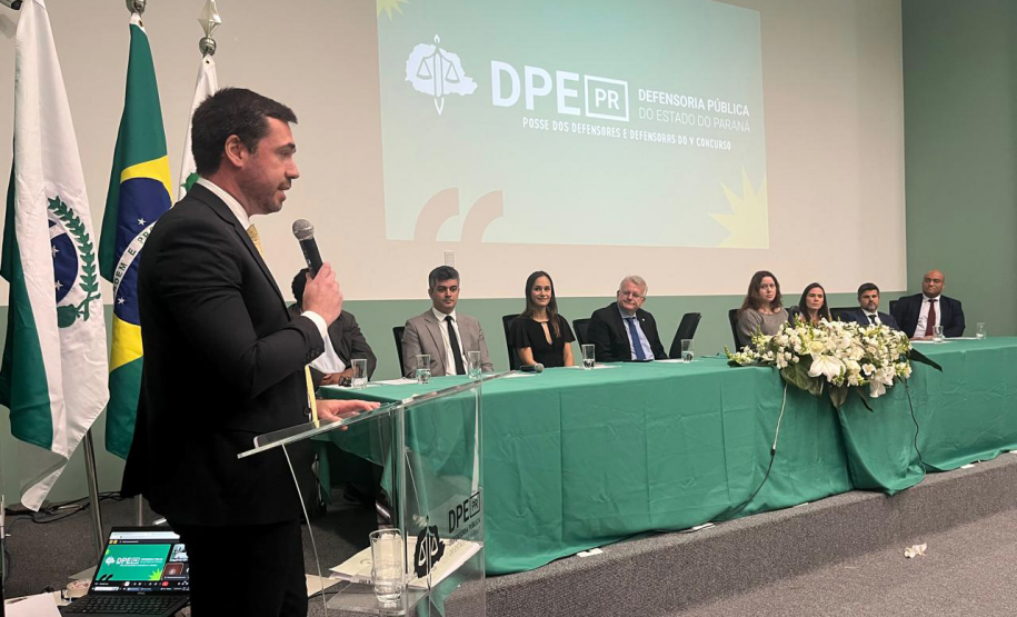 O Defensor Público Geral Matheus Munhoz dá as boas vindas aos novos colegas durante a cerimônia de posse.