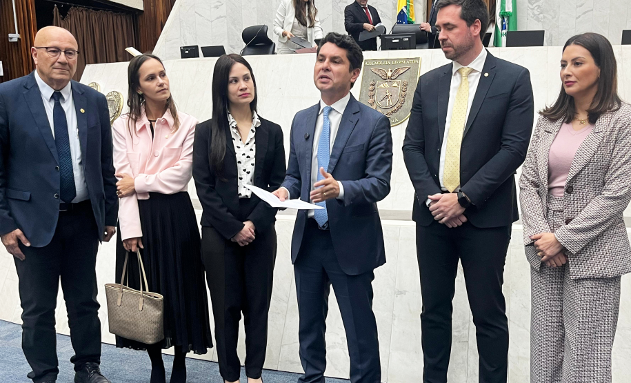 Imagem com a foto de representantes da Defensoria na Assembléia Legislativa do Paraná, junto do deputado Alezandre Curi, para entrega de projeto de Lei