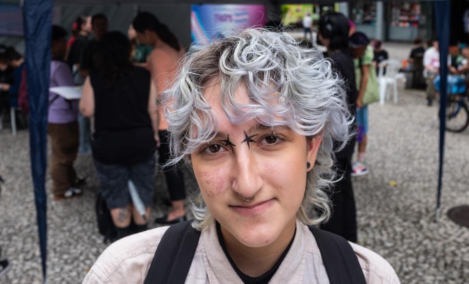 Retrato de mulher trans assistida pela DPE-PR durante Mutirão Meu Nome Meu Direito em Curitiba.