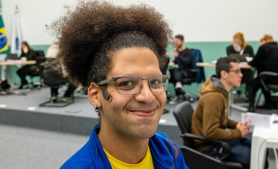 Retrato de homem trans assistido pela DPE-PR durante Mutirão Meu Nome Meu Direito em Curitiba.