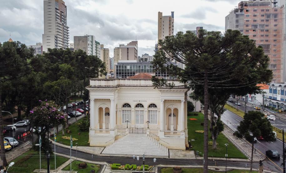 Imagem aérea do edifício histórico da Câmara Municipal de Curitiba.