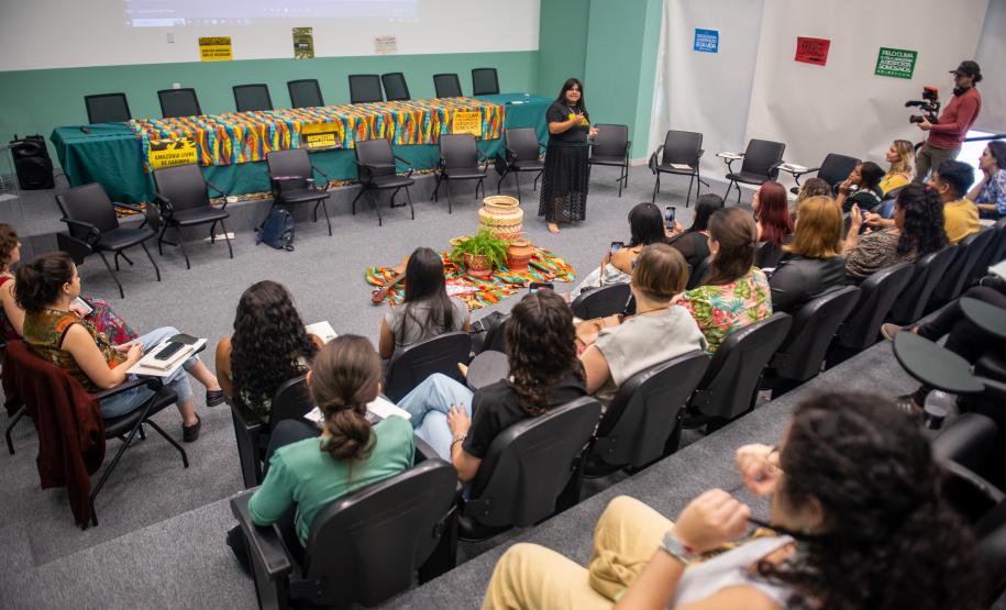 Foto mostra o auditório da DPE-PR com lideranças indígenas e representantes da Defensoria Pública discutindo os dados apresentados pelo observatório de violência contra a mulher indígena.