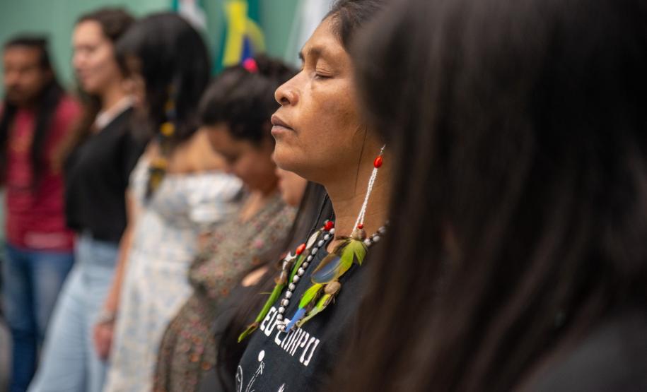 Mulheres indígenas rezam pelas suas ancestrais durante o evento de 1 ano do observatório de violência contra as mulheres indígenas do Paraná.