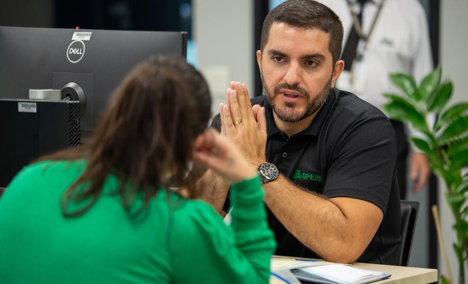 Imagem mostra o defensor público Rafael de Mattos Souto realizando atendimento na Câmara Municipal de Curitiba.