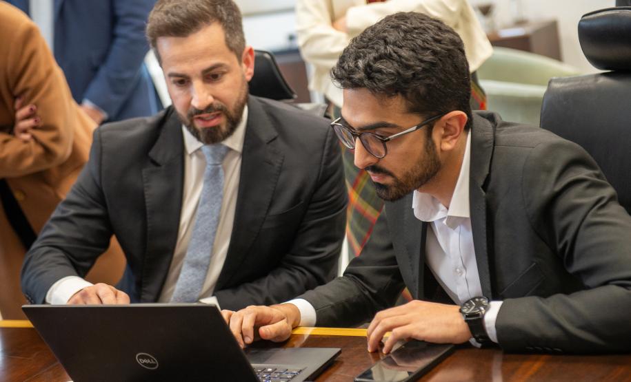 Comissão eleitoral realizando a apuração dos votos.