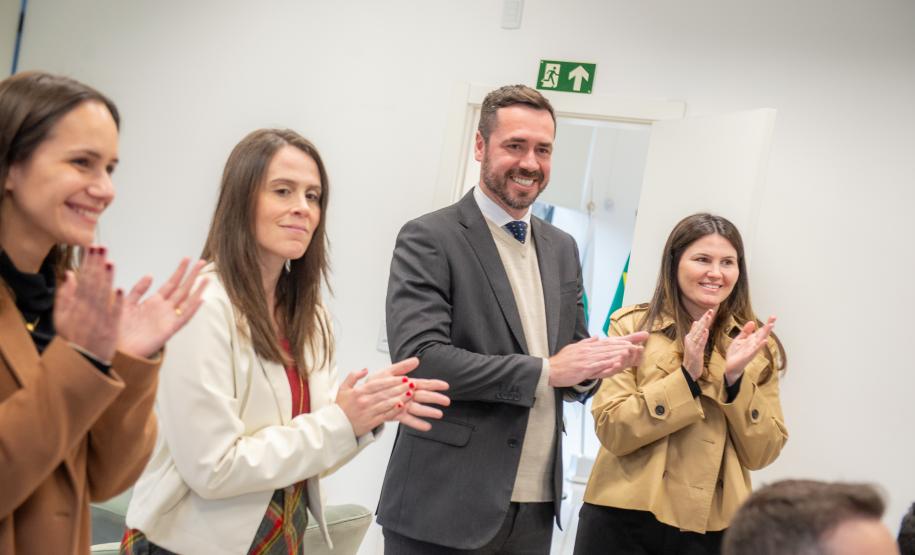O Defensor Público Geral e a equipe aplaudem o resultado.