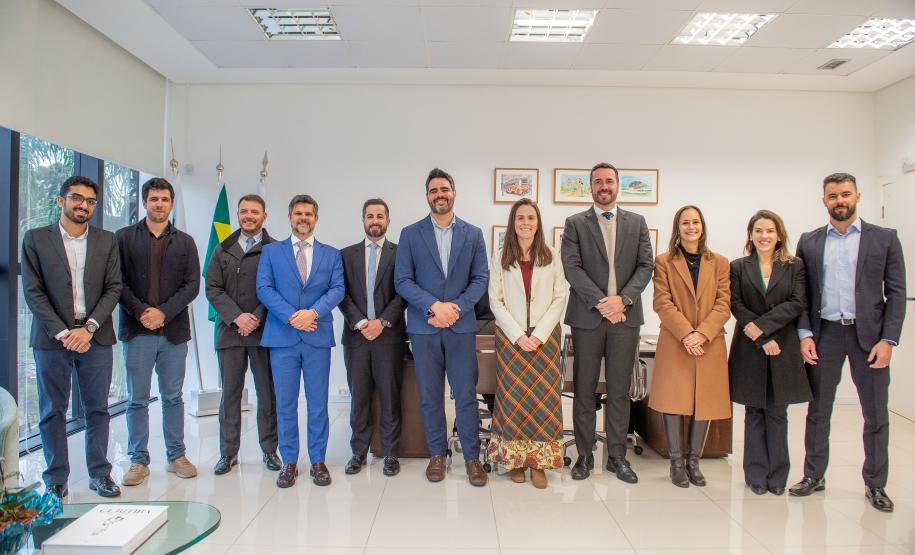 Comissão eleitoral e equipe do gabinete posam ao final da apuração.