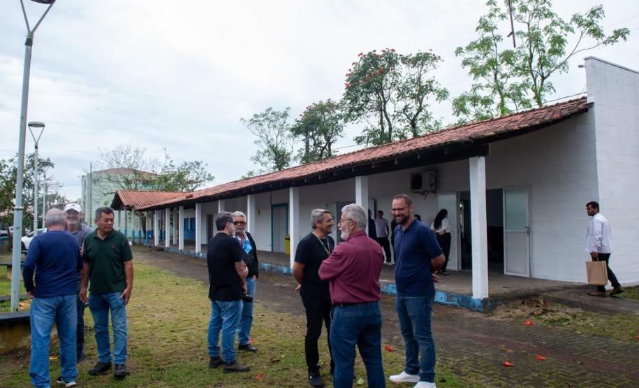 Imagem mostra o espaço onde está instalada a sede da DPE-PR. A frente aparecem pessoas que vieram para a inauguração.