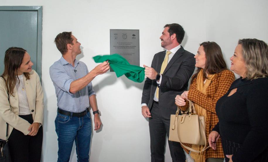 Autoridades descerram a placa de inauguração da sede da DPE-PR em Pontal do Paraná.