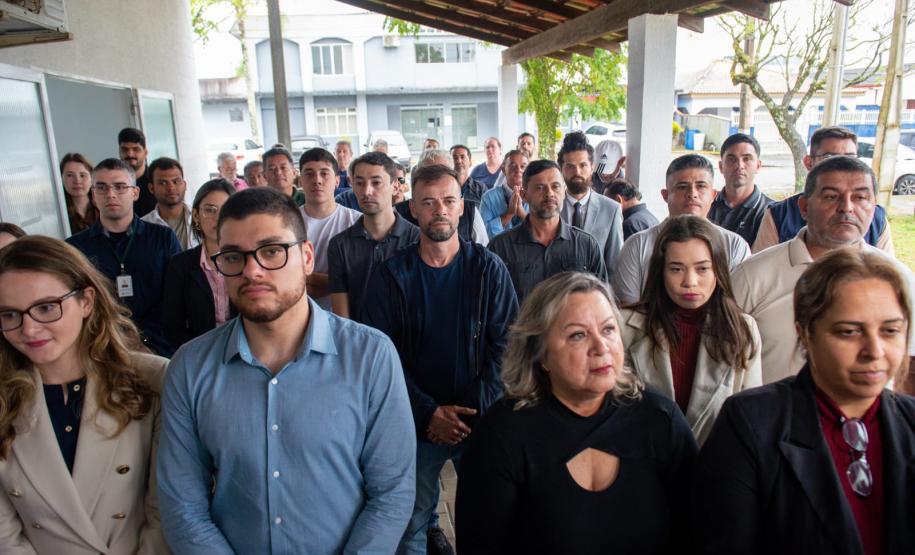 Imagem mostra o público presente na inauguração.