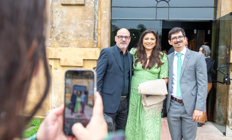 Defensor empossado hoje posa para foto com a família antes da cerimônia.