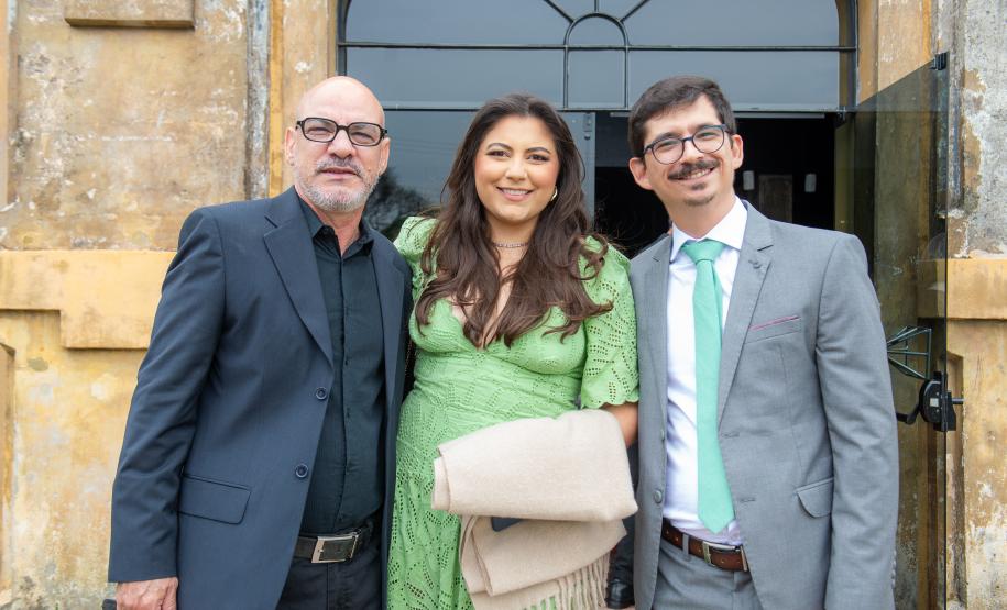 Defensor empossado hoje posa para foto com a família antes da cerimônia.
