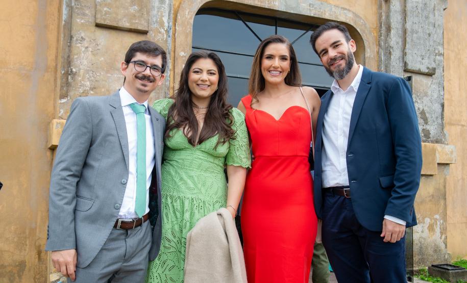Novos defensores posam juntos em frente ao Teatro Paiol antes da cerimônia de posse.
