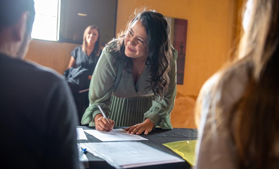 Nova Defensora assina documentos para tomar posse.