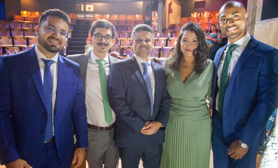 Novos defensores posam ao lado do do presidente da Adepar Erick Palazzi.