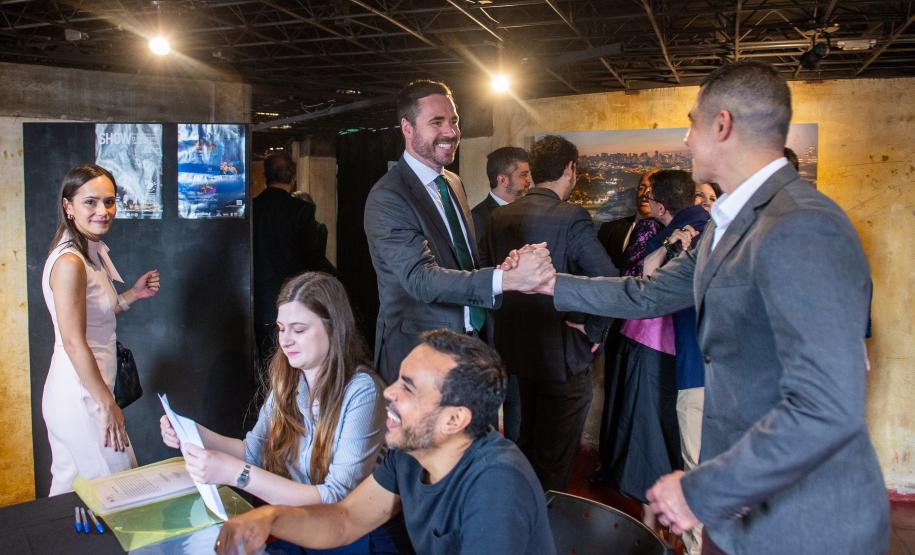 Defensor Público Geral cumprimenta equipe da DPE-PR durante a posse.
