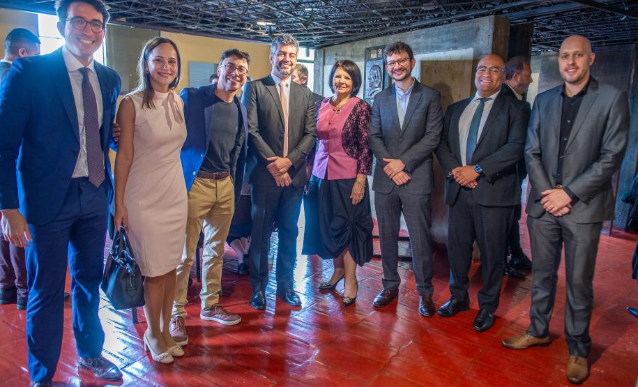 Autoridades da Defensoria Pública posam para foto antes do início da cerimônia.