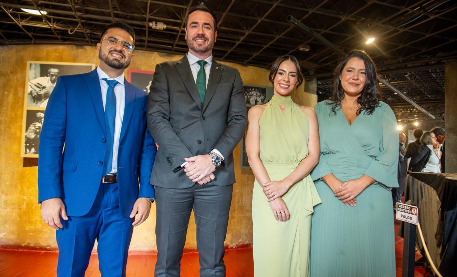 Defensor Público Geral posa ao lado de novos colegas empossados na cerimônia.