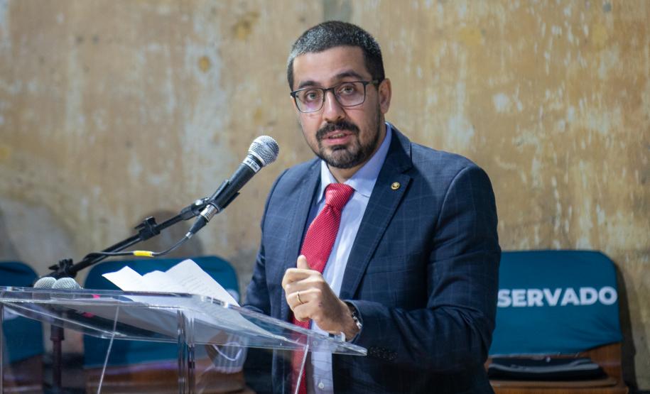 Autoridade discursa durante a cerimônia de posse.