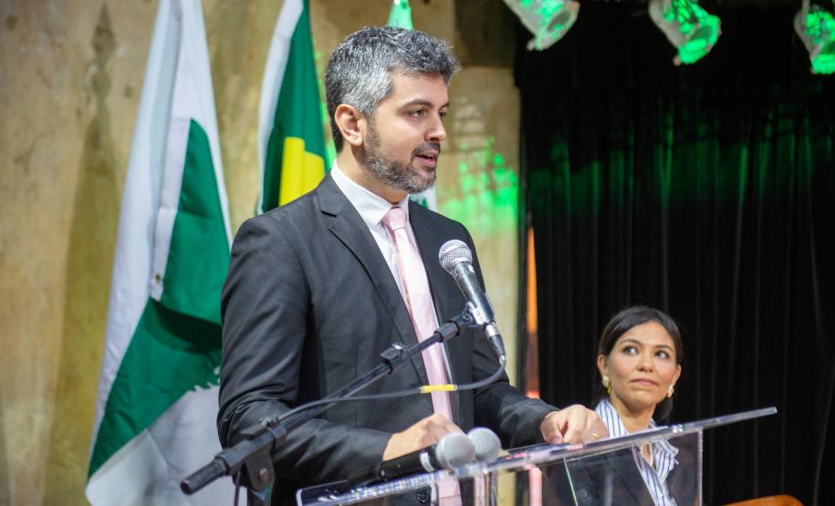 Autoridade discursa durante a cerimônia de posse.